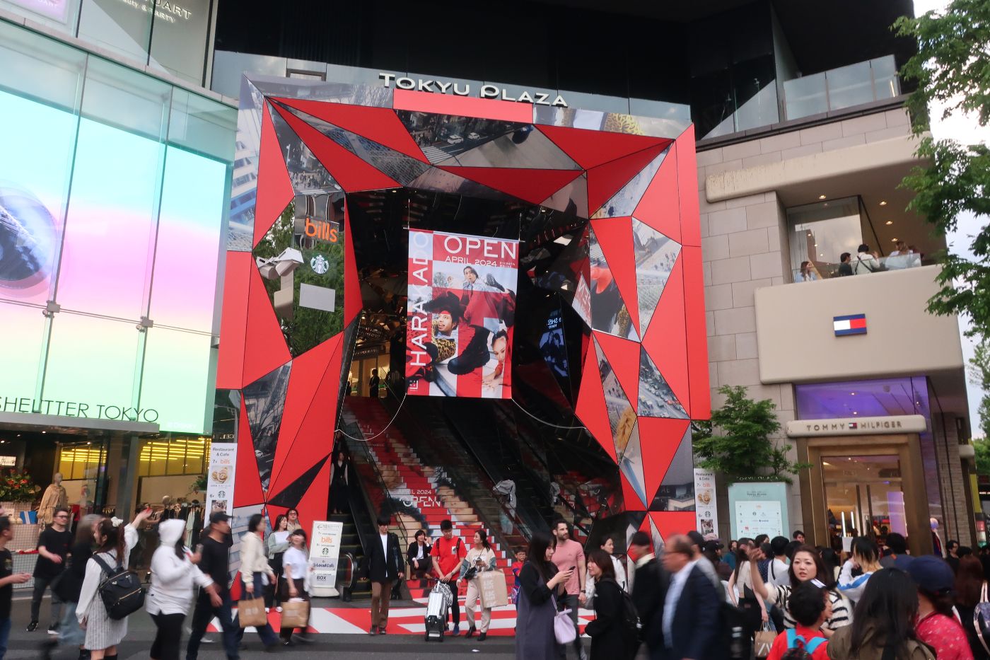 Omokado エントランスジャック、エントランスロングバナー、階段シート広告、フロア広告、エントランスビッグボード、店頭イベントスペース